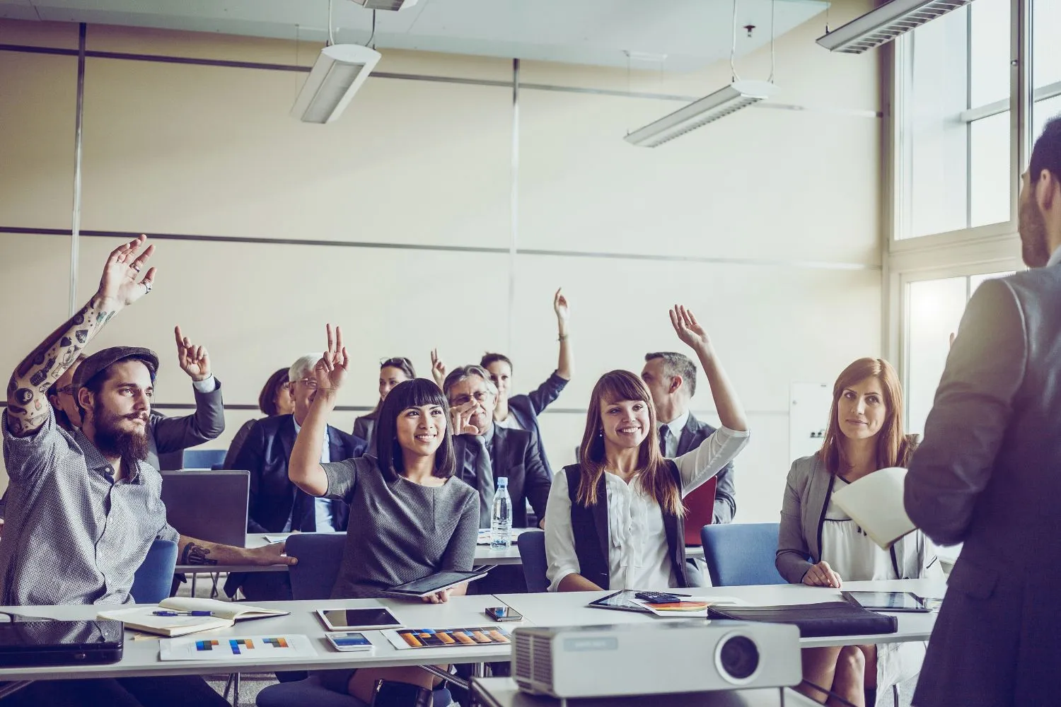 une-personne-participant-a-une-formation-tbl-sur-le-developpement-des-competences-en-seo-en-train-danalyser-des-donnees-et-de-travailler-sur-un-ordinateur-portable