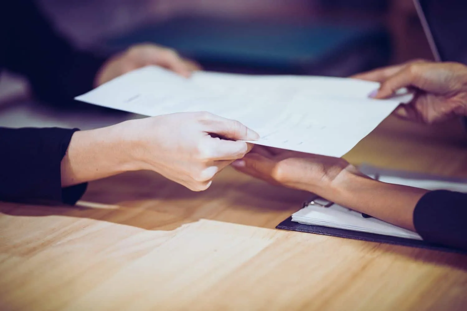 Une illustration montrant un document officiel d'attestation de dévolution successorale, un outil juridique important pour comprendre et régler la transmission des biens après un décès.
