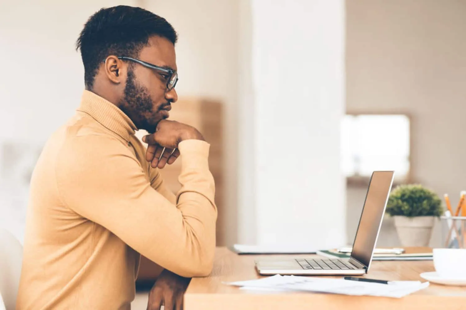 Homme concentré travaillant sur un ordinateur portable