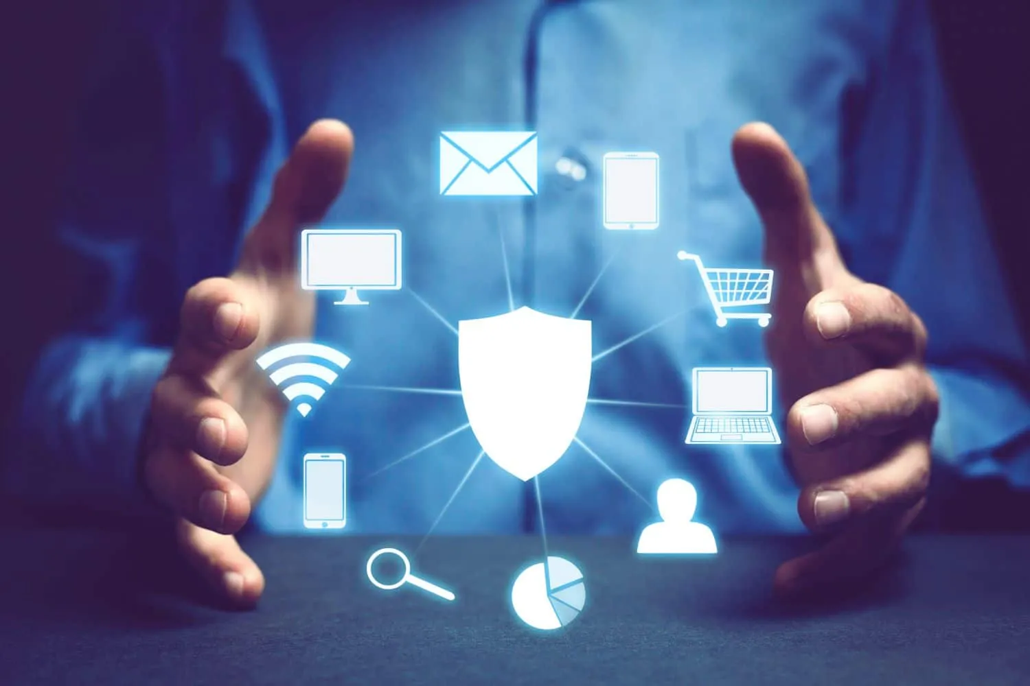 Image d'un professionnel travaillant sur un ordinateur, analysant des données et mettant en place des mesures de protection pour assurer la sécurité des informations.
