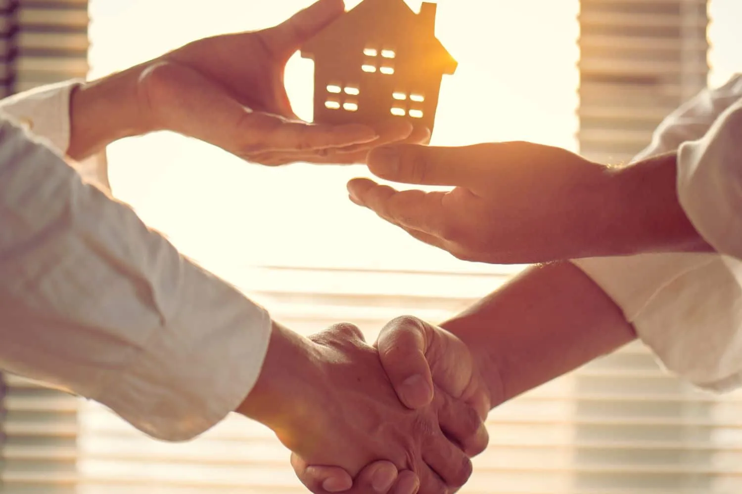 Une maison en vente avec une pancarte Off-Market pour indiquer qu'elle fait partie du marché immobilier caché.