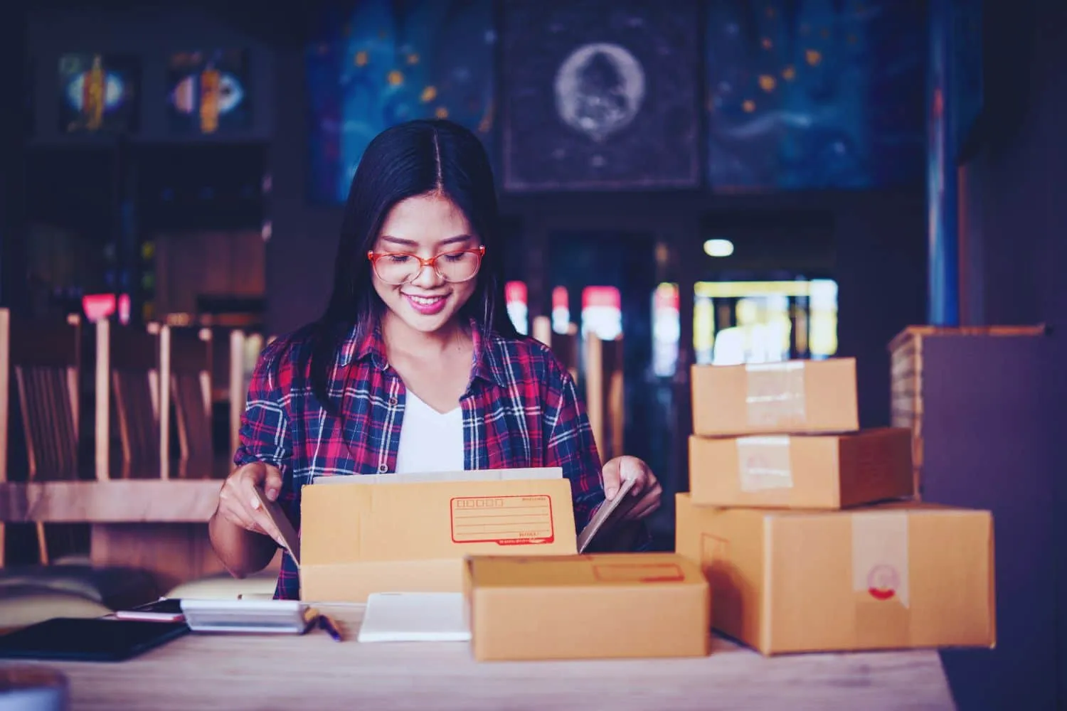 un-vendeur-amazon-montrant-une-feuille-de-calcul-avec-des-donnees-statistiques-et-des-graphiques-pour-comprendre-le-monde-des-vendeurs-amazon-et-reussir-sur-la-plateforme
