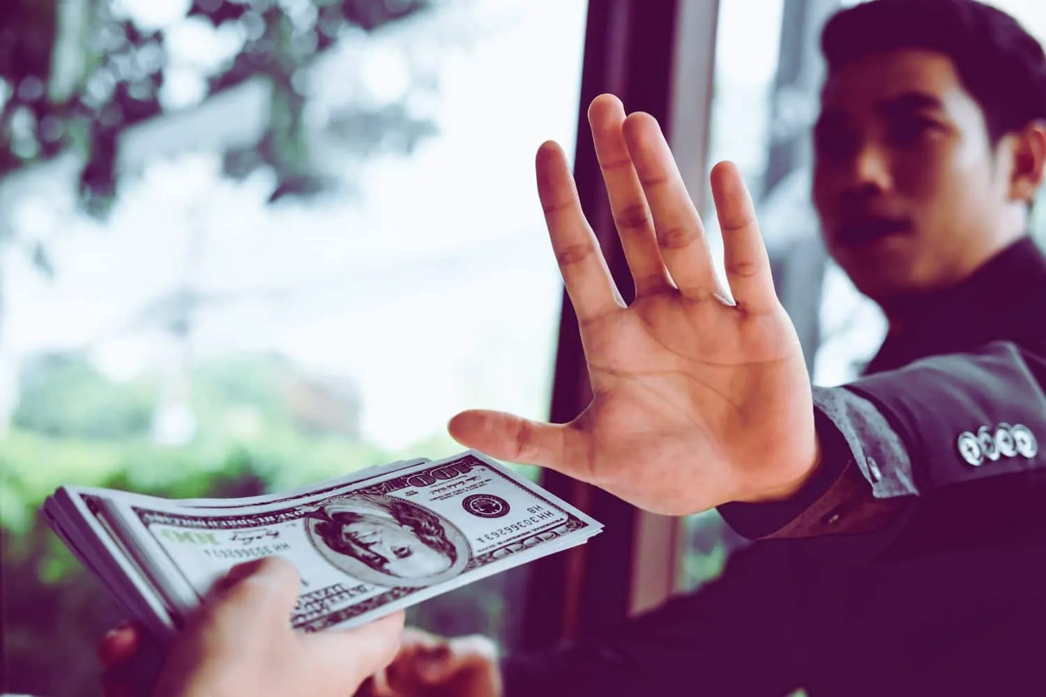 Une main tenant une carte de crédit noire avec des éclats dorés, symbole d'un crédit immédiat sans justification, une solution rapide pour répondre à vos besoins financiers.