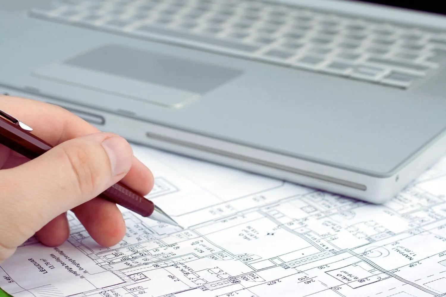 Un plan de masse détaillé est essentiel pour la gestion efficace de votre projet de construction en 2023. Cette représentation graphique de l'ensemble de la propriété, y compris les bâtiments, les routes et les espaces extérieurs, est cruciale pour assurer la cohérence et la conformité de votre projet. En planifiant soigneusement chaque détail dès le début, vous pouvez éviter les erreurs coûteuses et garantir la réussite de votre construction.