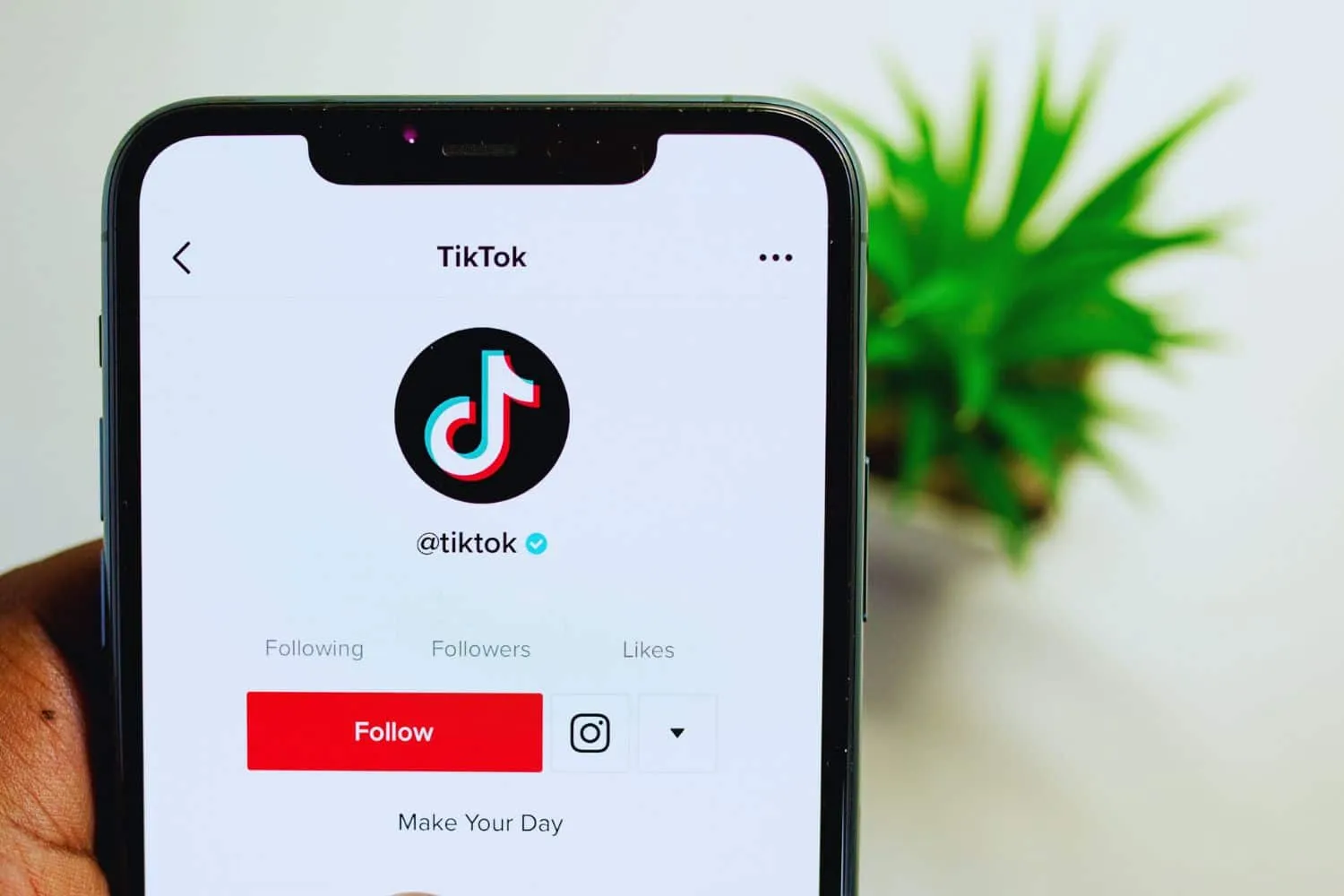 une-personne-souriante-et-enjouee-danse-devant-son-telephone-prete-a-devenir-une-superstar-sur-tiktok