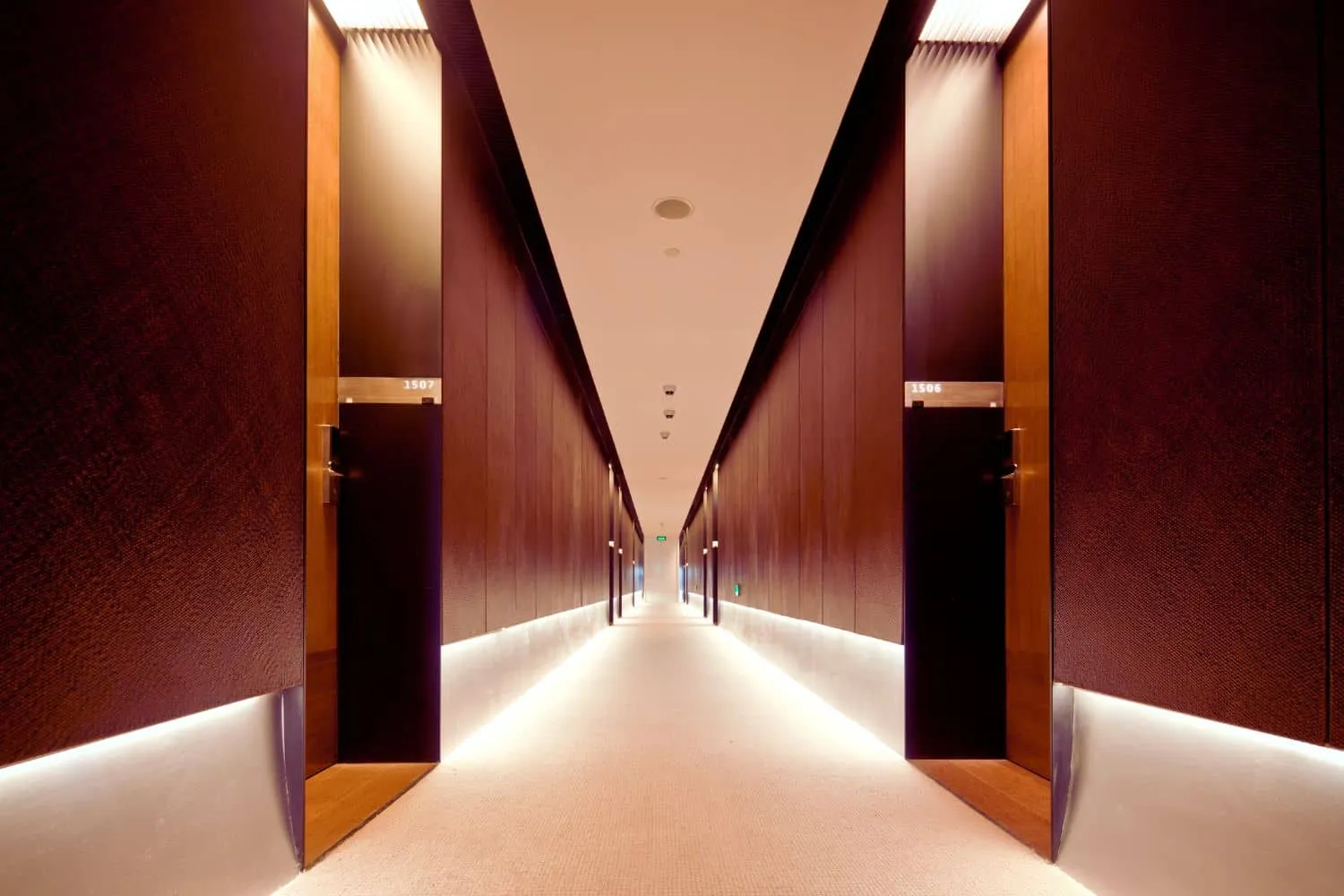 Un couloir spacieux et accessible, respectant les normes de largeur pour une circulation fluide et confortable.