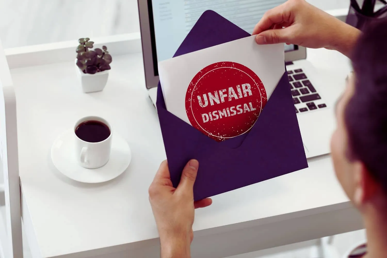 Un employeur discute avec un salarié inquiet de son licenciement pour inaptitude, illustrant les droits et obligations des deux parties dans cette situation délicate.