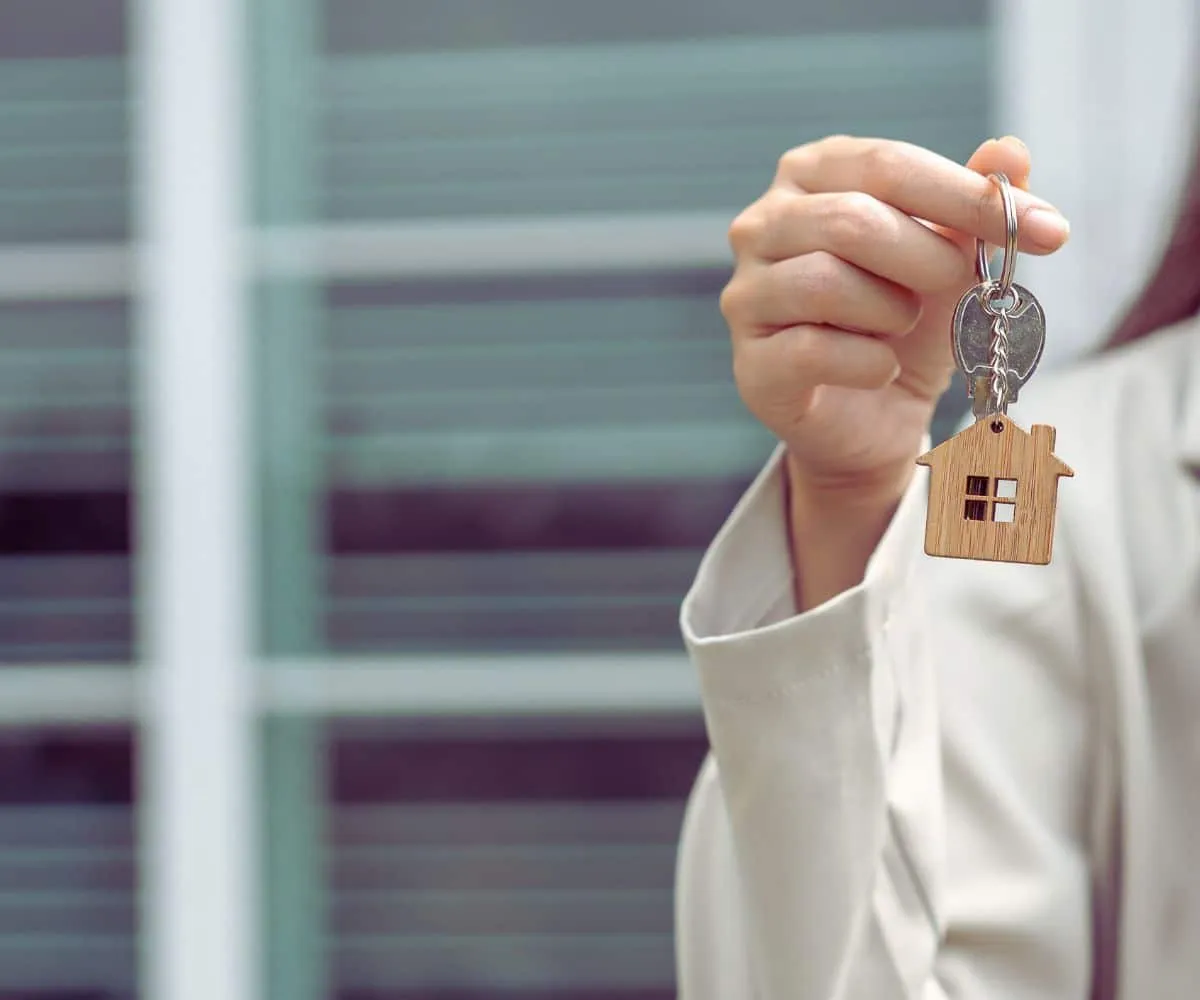 Un chasseur immobilier en pleine recherche de biens pour un investissement rentable.
