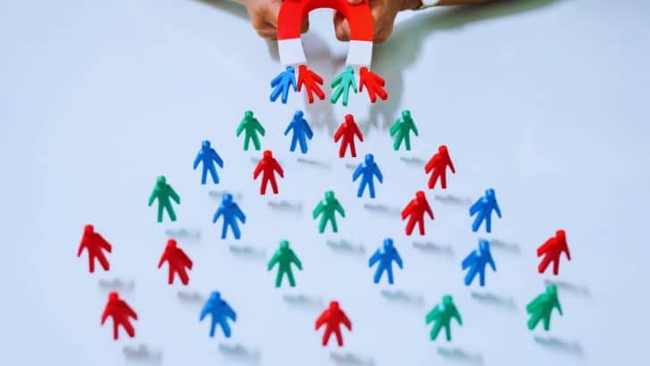 une-equipe-de-professionnels-discute-des-meilleures-strategies-pour-generer-des-leads-b2b-de-maniere-efficace