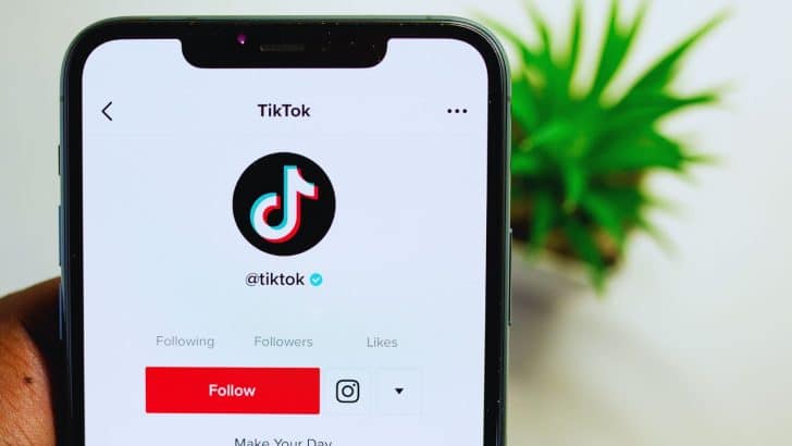 une-personne-souriante-et-enjouee-danse-devant-son-telephone-prete-a-devenir-une-superstar-sur-tiktok
