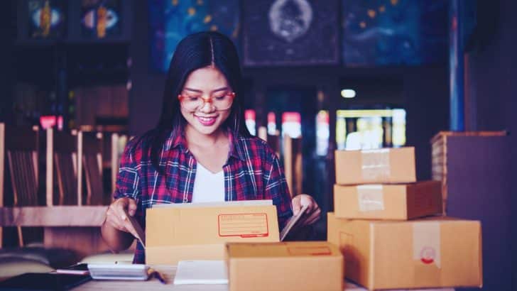 un-vendeur-amazon-montrant-une-feuille-de-calcul-avec-des-donnees-statistiques-et-des-graphiques-pour-comprendre-le-monde-des-vendeurs-amazon-et-reussir-sur-la-plateforme