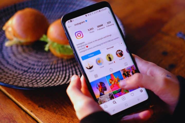 une-capture-decran-montrant-les-etapes-faciles-pour-republier-une-story-sur-instagram-suivez-ce-guide-simple-pour-partager-vos-stories-preferees-avec-vos-abonnes-en-quelques-clics-seulement