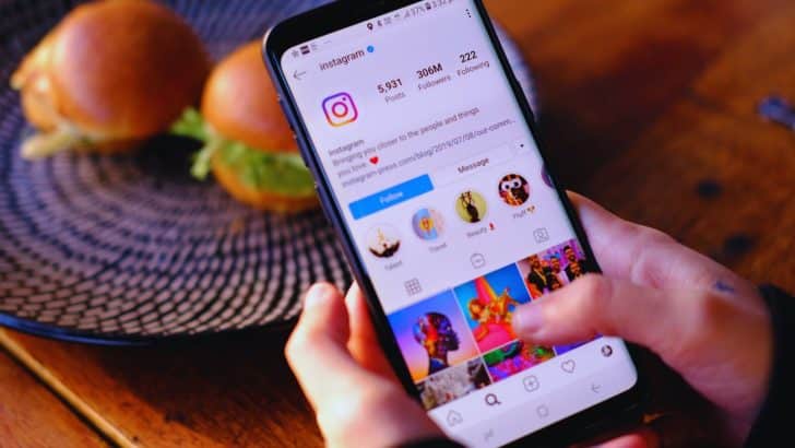 une-capture-decran-montrant-les-etapes-faciles-pour-republier-une-story-sur-instagram-suivez-ce-guide-simple-pour-partager-vos-stories-preferees-avec-vos-abonnes-en-quelques-clics-seulement