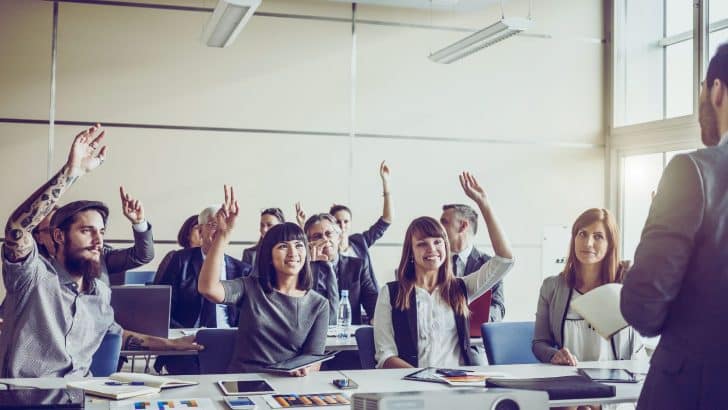 une-personne-participant-a-une-formation-tbl-sur-le-developpement-des-competences-en-seo-en-train-danalyser-des-donnees-et-de-travailler-sur-un-ordinateur-portable