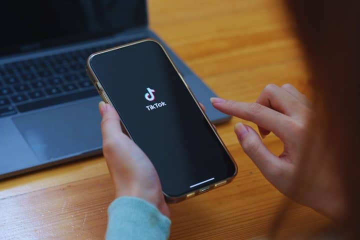 une-video-tiktok-illustrant-les-differentes-manieres-doptimiser-vos-videos-et-de-comprendre-le-format-tiktok