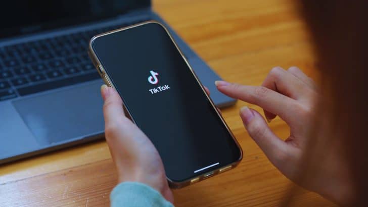 une-video-tiktok-illustrant-les-differentes-manieres-doptimiser-vos-videos-et-de-comprendre-le-format-tiktok