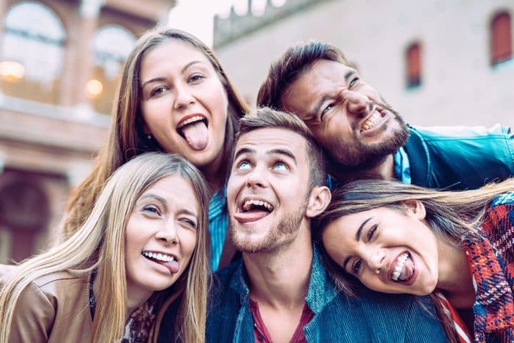 une-salle-de-classe-remplie-detudiants-travaillant-sur-leurs-ordinateurs-portables-representant-les-meilleures-ecoles-du-web-en-france