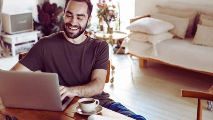 une-femme-travaillant-sur-son-ordinateur-portable-depuis-chez-elle-profitant-des-opportunites-offertes-par-le-travail-a-domicile-remunere