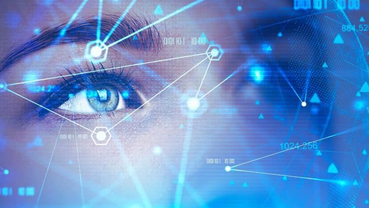 Une femme utilise un logiciel d'intelligence artificielle pour optimiser son quotidien.