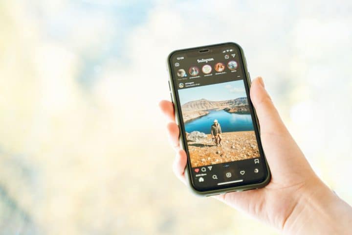 Une illustration montrant l'interface de l'outil Pikdo permettant aux utilisateurs d'accéder à Instagram sans nécessiter un compte. On y voit une navigation simplifiée et la possibilité de parcourir et interagir avec du contenu Instagram sans se connecter.