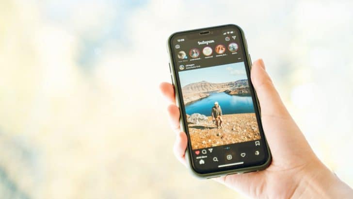 Une illustration montrant l'interface de l'outil Pikdo permettant aux utilisateurs d'accéder à Instagram sans nécessiter un compte. On y voit une navigation simplifiée et la possibilité de parcourir et interagir avec du contenu Instagram sans se connecter.