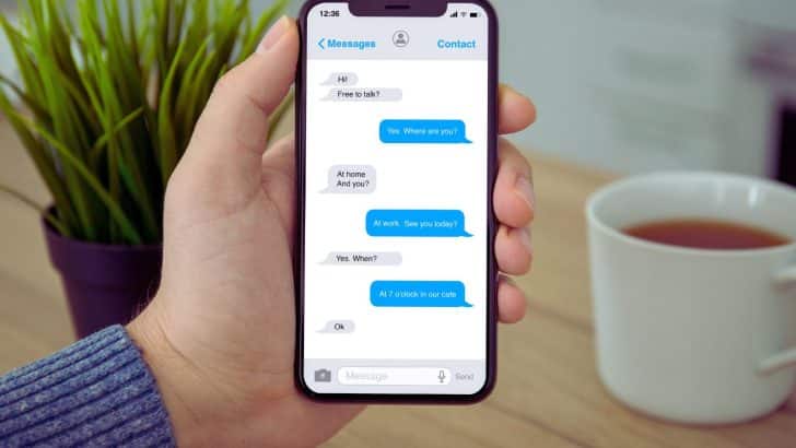 Une personne utilisant son téléphone pour créer un sondage sur Messenger en sélectionnant différentes options et en invitant ses contacts à voter.