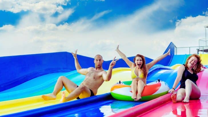 Un testeur de toboggans aquatiques glisse à travers les vagues pour évaluer le plaisir et la sécurité des attractions aquatiques. Découvrez combien gagne ce professionnel de l'amusement aquatique !