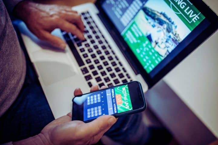 Une personne travaillant sur un ordinateur portable, en train de rechercher des informations sur les dernières technologies pour stimuler l'innovation et renforcer la compétitivité de son entreprise.