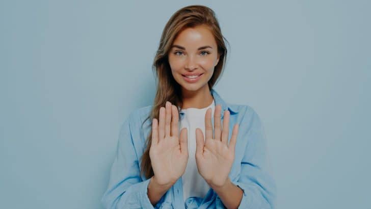 Une illustration montrant deux personnes en train de communiquer, l'une utilisant des mots pour s'exprimer et l'autre se servant de gestes et d'expressions faciales. Cette image met en lumière les différences entre la communication verbale et non verbale, et souligne l'importance de comprendre et d'appliquer ces deux formes de communication dans nos interactions quotidiennes.