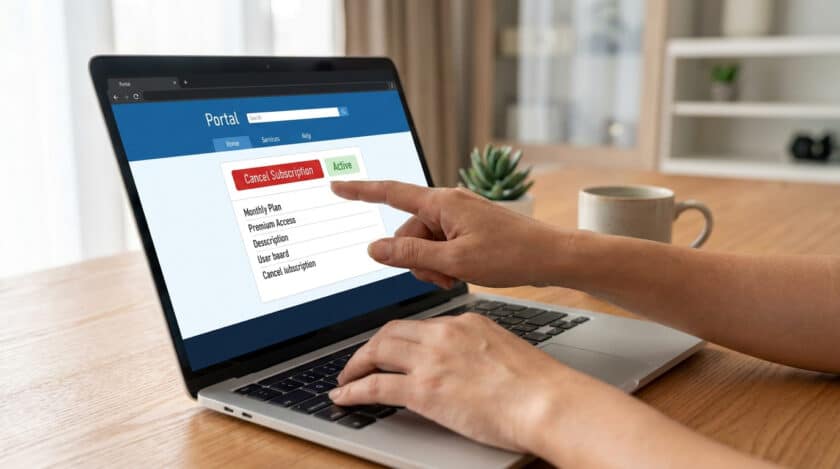 Une personne utilisant un ordinateur portable pour cliquer sur le bouton d'annulation d'un abonnement en ligne.